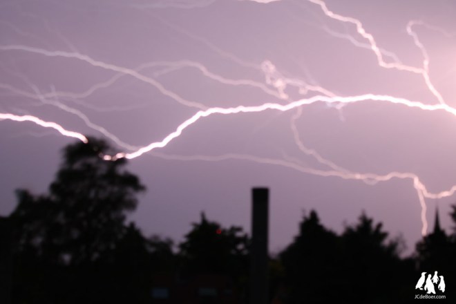 Blurred lightning in handheld 4 second exposure